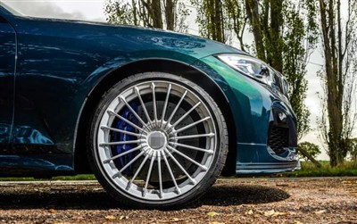 車のホイールの材質が運転体験に与える影響